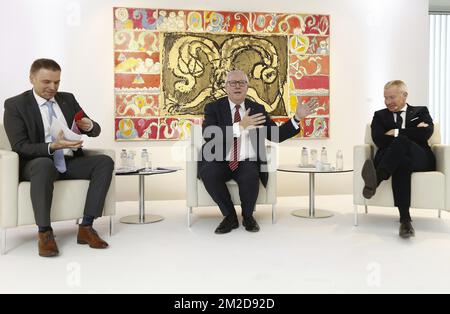 Johan Vankelecom, CFO von Belfius, Jos Clijsters, Vorstandsvorsitzender von Belfius, und Marc Raisiere, CEO von Belfius, bildeten auf einer Pressekonferenz die 2017-Jahres-Ergebnisse des Finanzinstituts Belfius am Freitag, den 23. Februar 2018 im Belfius-Turm in Brüssel. BELGA FOTO NICOLAS MAETERLINCK Stockfoto