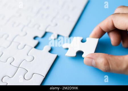 Hand Legen Sie das letzte Stück Puzzle, um die Mission, Business Solutions, Erfolg und Strategie-Konzept abzuschließen Stockfoto