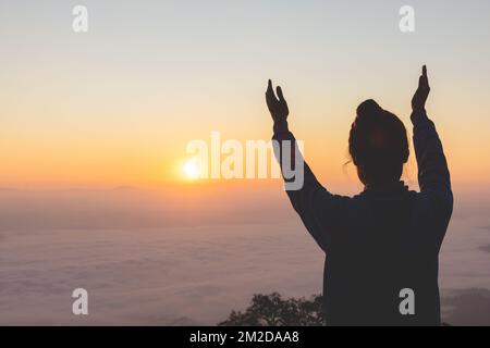 Silhouette der menschlichen Hände öffnen Palmhochanbetung. Eukaristie Therapie Segne Gott Helfen Buße Katholische Ostern Fastenzeit Geist Beten. Christliches Religionskonzept Stockfoto