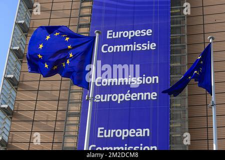 Mehrere offizielle europäische Flaggen mit den blauen und gelben Sternen sind entlang des Berlaymont-Gebäudes gehisst | plusieurs drapeaux officiels europeens sont hisses le Long du Berlaymont 27/02/2018 Stockfoto