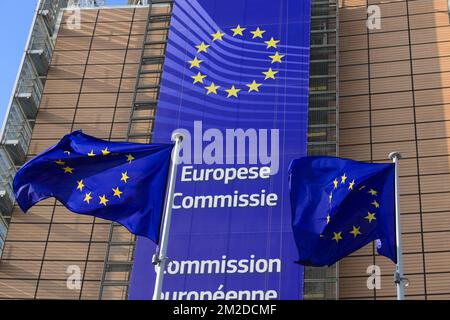 Mehrere offizielle europäische Flaggen mit den blauen und gelben Sternen sind entlang des Berlaymont-Gebäudes gehisst | plusieurs drapeaux officiels europeens sont hisses le Long du Berlaymont 27/02/2018 Stockfoto