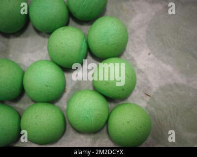 bäckerkoch, der rot-violett-gelb und grün kleine 30 Gramm farbige Brötchen für Fingerfood für Veranstaltungen macht - Catering-Zubereitung Stockfoto