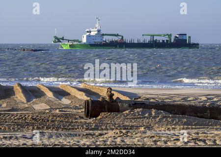 DEME Schlepptrichter Uilenspiegel auf See, wird zur Sandauffüllung/Strandnahrung verwendet, um größere Strände zur Reduzierung von Sturmschäden zu schaffen | Drague Suceuse à élindes traînante Uilenspiegel de dredging International / DEME sur la Mer du Nord 22/02/2018 Stockfoto