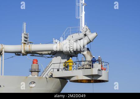 Workers on bow connection platform of trailing suction hopper dredger Alexander von Humboldt from Dredging and Marine Works Jan De Nul | Equipage du drague suceuse à élindes traînantes Alexander von Humboldt de Dredging and Marine Works de Jan De Nul 22/02/2018 Stock Photo