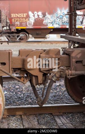 Troy, Montana, USA. 23. Februar 2021. Bahnhofskoppler, auf den Gleisen, auf dem BNSF-Bahnhofsgelände. Stockfoto