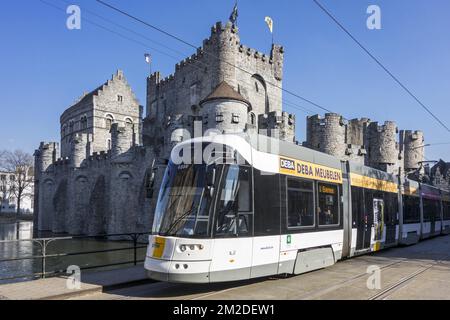Tram of De Lijn in front of medieval Gravensteen / castle of the counts in the historic city centre of Ghent, East Flanders, Belgium | Tramway / tram 1 de la société publique de De Lijn / La Ligne devant le Gravensteen / Château des comtes de Flandre à Gand, Belgique 28/02/2018 Stockfoto
