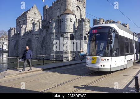 Tram of De Lijn in front of medieval Gravensteen / castle of the counts in the historic city centre of Ghent, East Flanders, Belgium | Tramway / tram 1 de la société publique de De Lijn / La Ligne devant le Gravensteen / Château des comtes de Flandre à Gand, Belgique 28/02/2018 Stockfoto