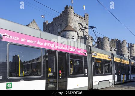 Tram of De Lijn in front of medieval Gravensteen / castle of the counts in the historic city centre of Ghent, East Flanders, Belgium | Tramway / tram 1 de la société publique de De Lijn / La Ligne devant le Gravensteen / Château des comtes de Flandre à Gand, Belgique 28/02/2018 Stockfoto