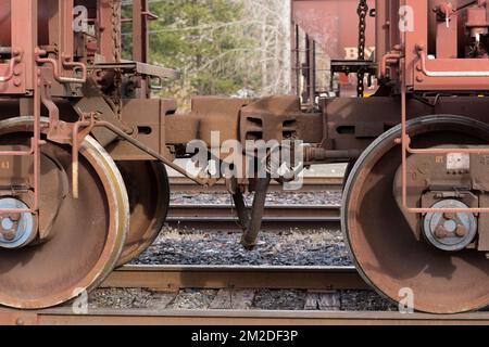 Troy, Montana, USA. 23. Februar 2021. Bahnhofskoppler, auf den Gleisen, auf dem BNSF-Bahnhofsgelände. Stockfoto