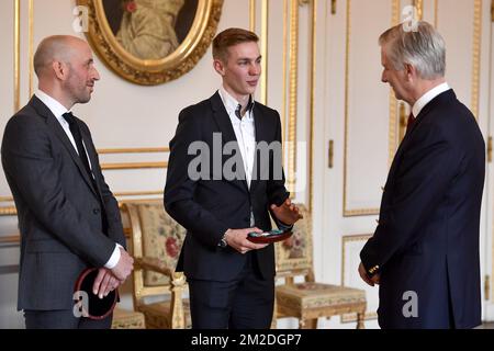 Corne Lepoetre, Präsident ad interim des belgischen Königlichen Speedskating-Verbands, belgischer Speedskater Bart Swings und König Philippe - Filip von Belgien, im Bild während einer Audienz im Königlichen Palast in Brüssel am Montag, den 05. März 2018. Vor zwei Wochen gewann die belgischen Speed Skater Swings bei den XXIII Olympischen Winterspielen in Pyeongchang County, Südkorea, eine Silbermedaille beim Massenstart der Männer. BELGA FOTO DIRK WAEM Stockfoto