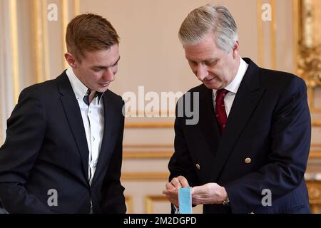 King Philippe - Filip of Belgium and Belgian speed skater Bart Swings pictured during an Audience at the Royal Palace in Brussels, Monday 05 March 2018. Two weeks ago Belgian speed skater Swings won a silver medal in the men's mass start speed skating event at the XXIII Olympic Winter Games in Pyeongchang County, South Korea. BELGA PHOTO DIRK WAEM Stock Photo