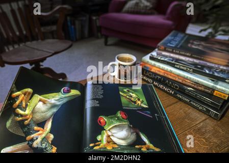 Offene Sachbücher mit Hardcover-Couchtisch über Tierfotografie, die Tiere zu Hause im Wohnzimmer zeigen | Beau-livre de nature ouvert sur Table de Salon 06/03/2018 Stockfoto