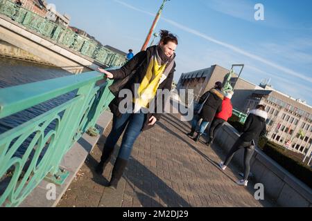 Eine Frau in der Stadt. | Femme en ville. 24/06/2018 Stockfoto