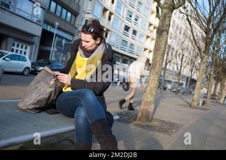 Eine Frau in der Stadt. | Femme en ville. 24/06/2018 Stockfoto