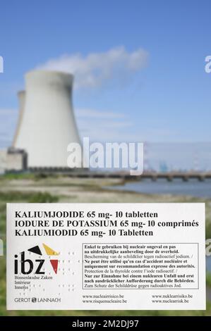 Kernkraftwerk Doel und Iodtabletten zum Schutz der belgischen Bevölkerung vor radioaktivem Abfall bei Unfällen oder Leckagen in Belgien | Centrale nucléaire de Doel et boîte de comprimés d'iodure de Potassium, Plan d'urgence pour des risques nucléaires sur le Territoire belge 11/08/2011 Stockfoto