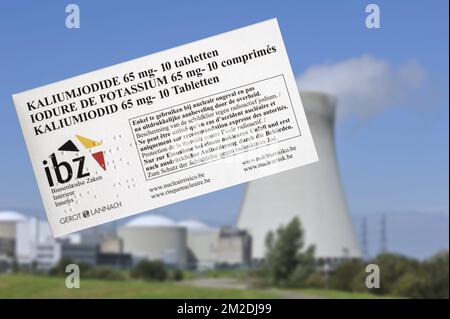 Kernkraftwerk Doel und Iodtabletten zum Schutz der belgischen Bevölkerung vor radioaktivem Abfall bei Unfällen oder Leckagen in Belgien | Centrale nucléaire de Doel et boîte de comprimés d'iodure de Potassium, Plan d'urgence pour des risques nucléaires sur le Territoire belge 11/08/2011 Stockfoto