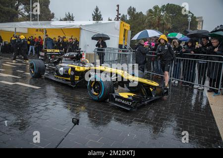 Der GIP Grand Prix de France hat seine Koppel für ein Wochenende in Nizza aufgestellt! Alain Prost, vierfacher F1-Weltmeister Alain Prost, hat seinen Anzug für eine neue Fahrt auf der Promenade des Anglais am Steuer seiner historischen F1: Der RE40 (1983) angezogen. An seiner Seite steht Nico Hulkenberg, offizieller Fahrer des Renault Sport Formula One Teams in einem Renault F1. | Le GIP Grand Prix de France A installé ses paddocks à Nice le temps d'un Wochenende ! Alain Prost, Quadruple Champion du Monde de de F1 A enfilé sa combinaison pour une Session de Roulage inédite sur la Promenade des Anglais au volan Stockfoto