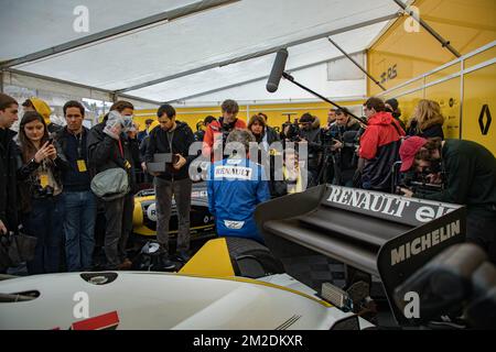 Der GIP Grand Prix de France hat seine Koppel für ein Wochenende in Nizza aufgestellt! Alain Prost, vierfacher F1-Weltmeister Alain Prost, hat seinen Anzug für eine neue Fahrt auf der Promenade des Anglais am Steuer seiner historischen F1: Der RE40 (1983) angezogen. An seiner Seite steht Nico Hulkenberg, offizieller Fahrer des Renault Sport Formula One Teams in einem Renault F1. | Le GIP Grand Prix de France A installé ses paddocks à Nice le temps d'un Wochenende ! Alain Prost, Quadruple Champion du Monde de de F1 A enfilé sa combinaison pour une Session de Roulage inédite sur la Promenade des Anglais au volan Stockfoto