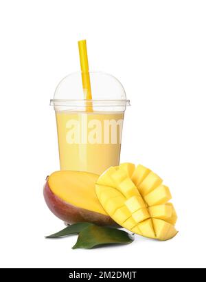 Plastiktasse mit leckerem Seifenblasentee mit Mango auf weißem Hintergrund Stockfoto