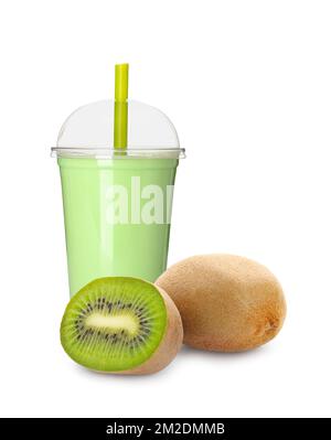 Plastiktasse mit leckerem Seifenblasentee mit Kiwi auf weißem Hintergrund Stockfoto