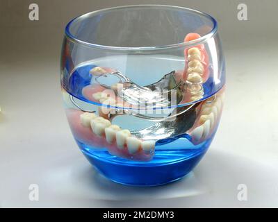 Dental prosthesis | Prothèse dentaire dans un verre d'eau 13/03/2018 Stock Photo