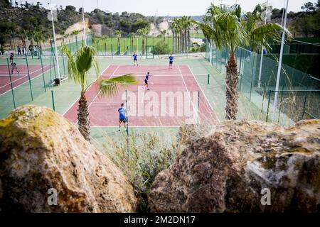 Abbildung zeigt Gent-Spieler auf den Tennisplätzen am ersten Tag des Trainingslagers der belgischen Fußballmannschaft KAA Gent in Torrevieja, Spanien, Dienstag, 13. März 2018. Das Team bereitet sich auf das Play-Off 1 der belgischen Fußballmeisterschaft vor. BELGA FOTO JASPER JACOBS Stockfoto