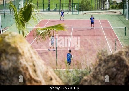 Abbildung zeigt Gent-Spieler auf den Tennisplätzen am ersten Tag des Trainingslagers der belgischen Fußballmannschaft KAA Gent in Torrevieja, Spanien, Dienstag, 13. März 2018. Das Team bereitet sich auf das Play-Off 1 der belgischen Fußballmeisterschaft vor. BELGA FOTO JASPER JACOBS Stockfoto