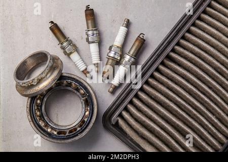 Drei Arten von gebrauchten Kfz-Ersatzteilen, die ersetzt werden müssen Stockfoto