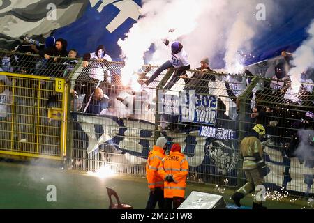 Die Fans von Genk bildeten sich zu Beginn eines Fußballspiels zwischen KRC Genk und Standard de Liege, dem Endspiel des Croky-Cup-Wettbewerbs, am Samstag, den 17. März 2018 in Brüssel. BELGA FOTO BRUNO FAHY Stockfoto