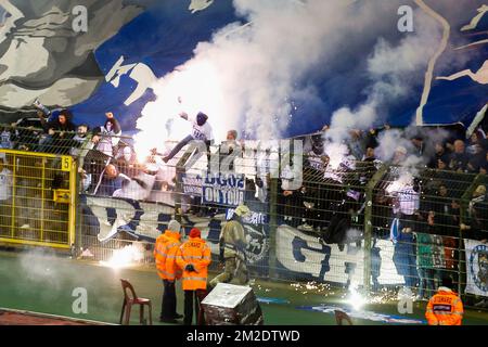 Die Fans von Genk bildeten sich zu Beginn eines Fußballspiels zwischen KRC Genk und Standard de Liege, dem Endspiel des Croky-Cup-Wettbewerbs, am Samstag, den 17. März 2018 in Brüssel. BELGA FOTO BRUNO FAHY Stockfoto