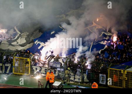 Die Fans von Genk bildeten sich zu Beginn eines Fußballspiels zwischen KRC Genk und Standard de Liege, dem Endspiel des Croky-Cup-Wettbewerbs, am Samstag, den 17. März 2018 in Brüssel. BELGA FOTO BRUNO FAHY Stockfoto