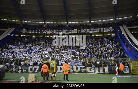 Die Fans von Genk bildeten sich vor dem Start eines Fußballspiels zwischen KRC Genk und Standard de Liege, dem Endspiel des Croky-Cup-Wettbewerbs, am Samstag, den 17. März 2018 in Brüssel. BELGA FOTO YORICK JANSENS Stockfoto