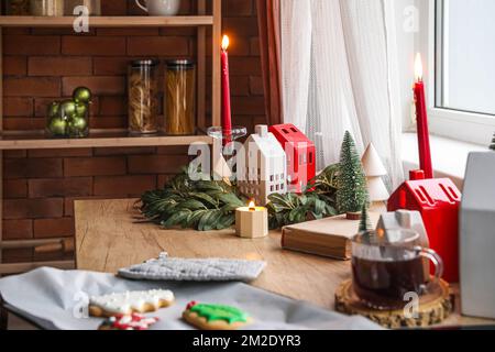 Weihnachtskranz mit Kerzenhaltern auf der Theke in der Küche, Nahaufnahme Stockfoto