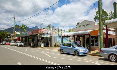 Die Hauptstraße von Uki, in der Nähe von Murwillumbah, Nord-Süd-wales, australien, mit Supermarkt, Hippie-Kräutern und Postamt Stockfoto