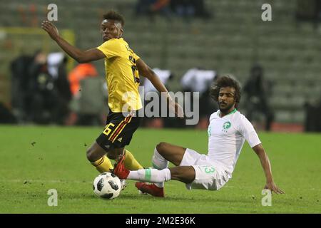 Belgiens Anthony Limbombe und Saudi-Arabiens Verteidiger Yasser Al-Shahrani kämpfen am Dienstag, den 27. März 2018 in Brüssel um den Ball in einem Freundschaftsspiel zwischen der belgischen Nationalmannschaft der Red Devils und Saudi-Arabien. BELGA FOTO BRUNO FAHY Stockfoto