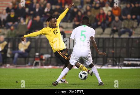 Belgiens Michy Batshuayi und Saudi-Arabiens Verteidiger Omar Othman kämpfen am Dienstag, den 27. März 2018 in Brüssel um den Ball in einem Freundschaftsspiel zwischen der belgischen Fußballmannschaft Red Devils und Saudi-Arabien. BELGA PHOTO VIRGINIE LEFOUR Stockfoto