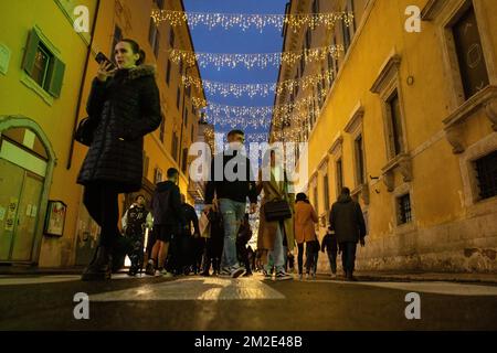 Rom, Italien. 13.. Dezember 2022. Blick auf die Via del Corso in Rom mit Weihnachtslichtern (Foto: Matteo Nardone/Pacific Press/Sipa USA) Guthaben: SIPA USA/Alamy Live News Stockfoto