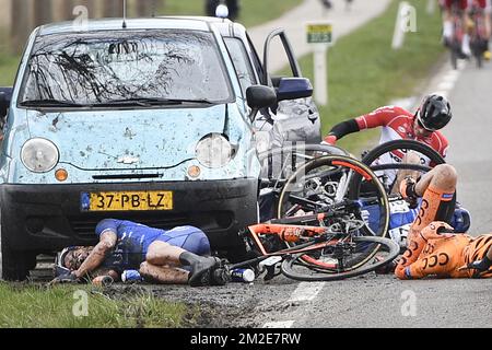 American Travis McCabe von UnitedHealthcare und der slowenische Marko Kump von CCC Sprandi Polkowice, abgebildet nach einem Absturz während der 106.. Ausgabe des eintägigen Radrennens „Scheldeprijs“, 200,4 km von Borsele nach Schoten, Mittwoch, 04. April 2018. BELGA FOTO YORICK JANSENS Stockfoto