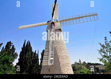 Das Wahrzeichen in Jerusalem ging eine Restaurierung zu verarbeiten, endete heute die Segel der Mühle von einem holländischen Fachmann anschließen. Stockfoto