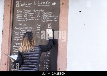 Änderung der Preise der Mahlzeiten in einem Restaurant zum Ende der Tourismussaison. | Avec la saison touristique, les Restaurants et les Snacks adaptent les prix de leurs plats et repas. 01/04/2018 Stockfoto