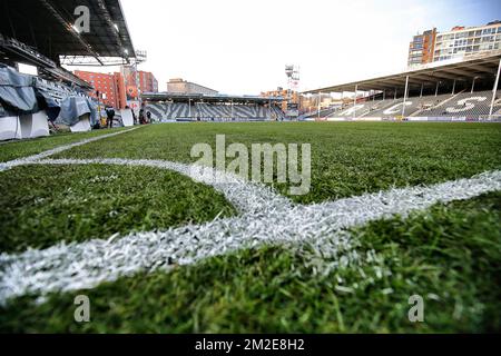 Die Abbildung zeigt das Stadion „Stade du Pays de Charleroi“ vor dem Spiel der Jupiler Pro League zwischen Sporting Charleroi und RSC Anderlecht in Charleroi, Freitag, den 06. April 2018, am zweiten Tag des Play-Off 1 der belgischen Fußballmeisterschaft. BELGA FOTO BRUNO FAHY Stockfoto