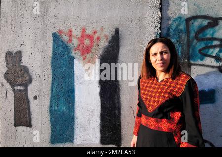 Eine Palästinenserin Standby Barriere von der israelischen Regierung gebaut. Die Wand ist mit der palästinensischen Flagge gemalt. Stockfoto