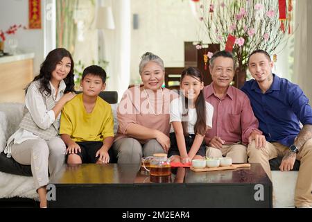 Porträt einer glücklichen asiatischen Familie, die Tet zu Hause feiert Stockfoto