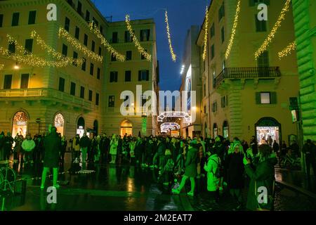 Rom, Italien. 13.. Dezember 2022. Weihnachtslichter auf dem Largo Goldoni in Rom (Kreditbild: © Matteo Nardone/Pacific Press via ZUMA Press Wire) Stockfoto