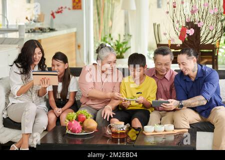 Die große Familie kam zu Hause vorbei, um das Frühlingsfest zu feiern Stockfoto