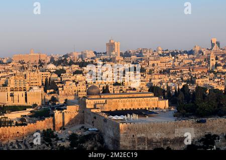 Blick am frühen Morgen auf die Al-Aqsa-Moschee, die Altstadt und West-Jerusalem im Hintergrund. Stockfoto