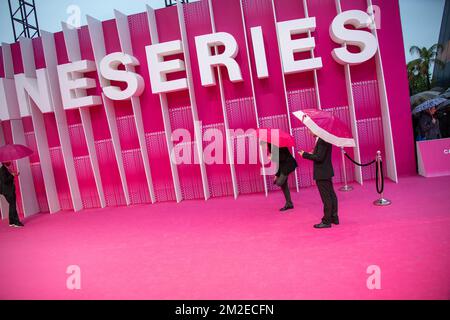 Umbrella on the pink carpet, for the closing ceremony of the 1st Cannes Festival series in Cannes. | Parapluies sur le tapis rose, pour la cérémonie de clôture du 1er Cannes séries Festival à Cannes. 11/04/2018 Stock Photo
