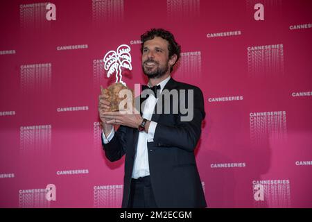 Francesco Montanari gibt mit dem Best Performance Award für die Serie „Il Cacciatore“ auf der Fotokonferenz der Canneseries-Gewinner aus | Francesco Montanari Pose avec le prix de la meilleure Performance pour la série „Il Cacciatore“.“ photocall des lauréats du Canneseries . 11/04/2018 Stockfoto