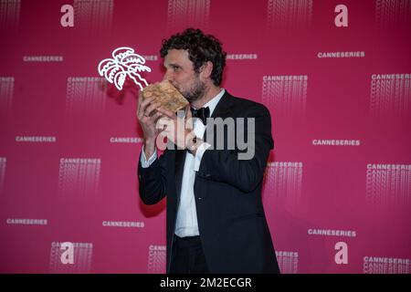 Francesco Montanari gibt mit dem Best Performance Award für die Serie „Il Cacciatore“ auf der Fotokonferenz der Canneseries-Gewinner aus | Francesco Montanari Pose avec le prix de la meilleure Performance pour la série „Il Cacciatore“.“ photocall des lauréats du Canneseries . 11/04/2018 Stockfoto