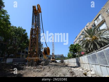 Bau einer Stadtbahn auf der Ibn Gabirol Street in Tel-Aviv, Israel. Stockfoto